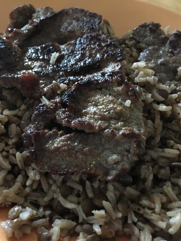Moros de lentejas con carne frita y cebolla con aceite de oliva photo 1