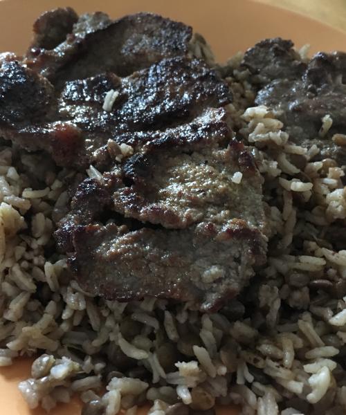 Moros de lentejas con carne frita y cebolla con aceite de oliva photo 1