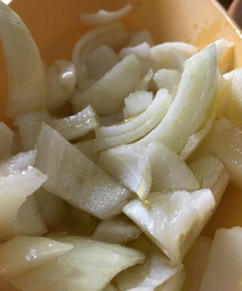 Moros de lentejas con carne frita y cebolla con aceite de oliva photo 2
